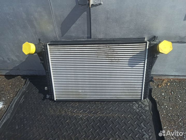 Интеркулер Volkswagen Golf R 1K0145803BP