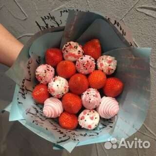 Клубничный букет «Голубое небо»