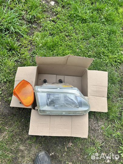 Фара правая в сборе с желтым указателем на Ваз2114