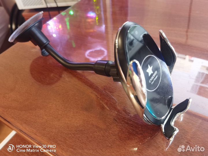 Сенсорная беспроводная зарядка в авто