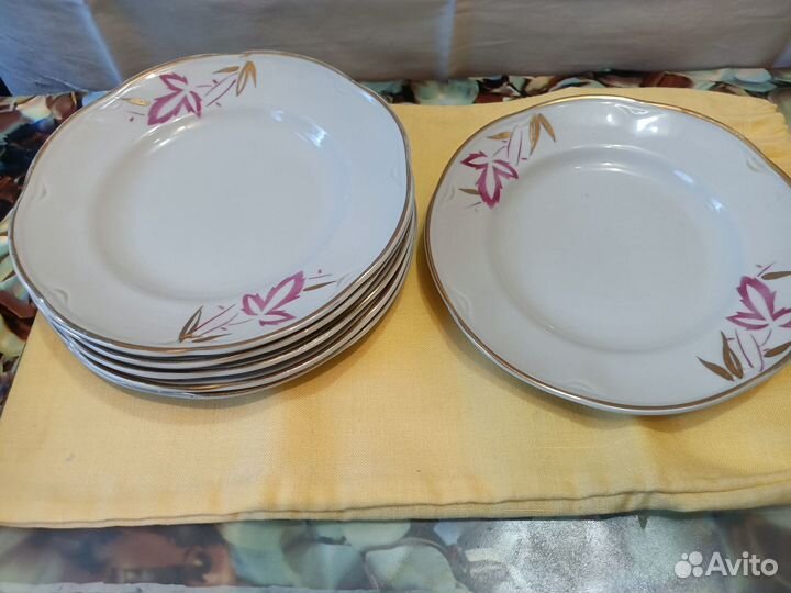 Посуда разная: бокал,чайник, вазочки,тарелки