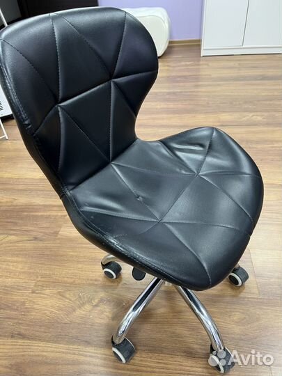 Стул черный на колесах