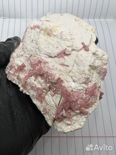 Кристаллы турмалина на пластине полевого шпата