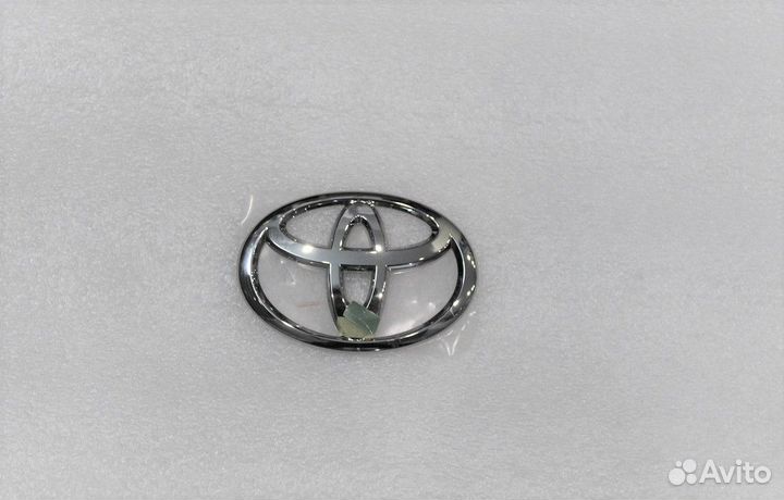 Задняя эмблема camry 70 Новый Оригинал