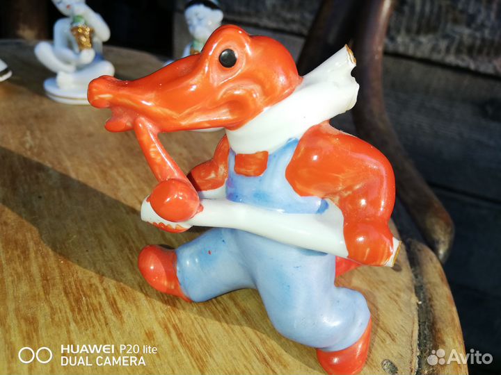 Фарфоровые статуэтки и блюдце