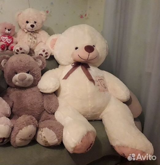 Большой плюшевый медведь