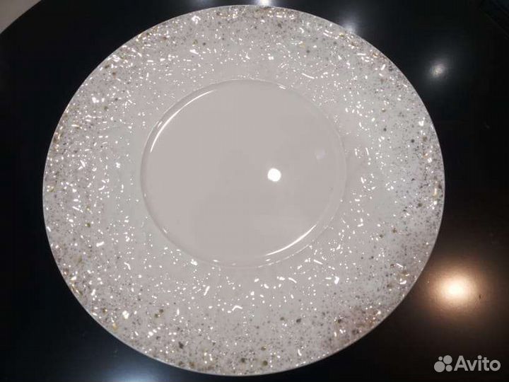 Фарфоровое блюдо новое HiCyan