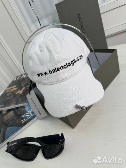 Кепка Balenciaga с пирсингом унисекс