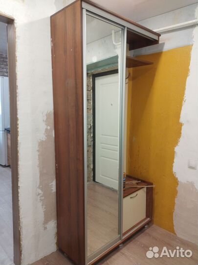 Прихожая со шкафом и зеркалом бу