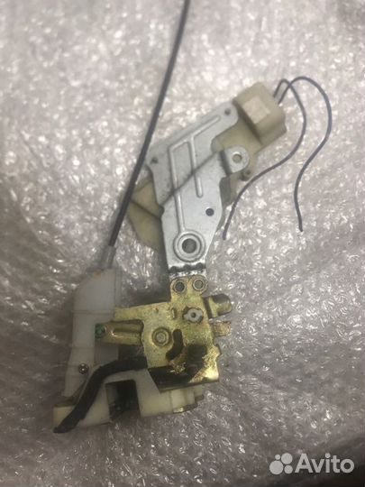 Замок двери задний левый Toyota Funcargo NCP20