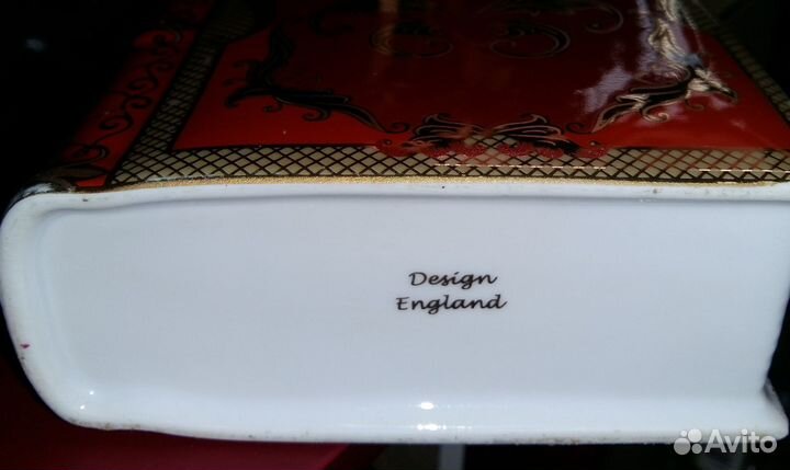 Коробки от алкоголя с пустыми бутылками