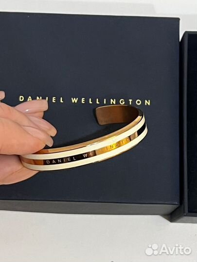 Стальной открытый браслет Daniel Wellington