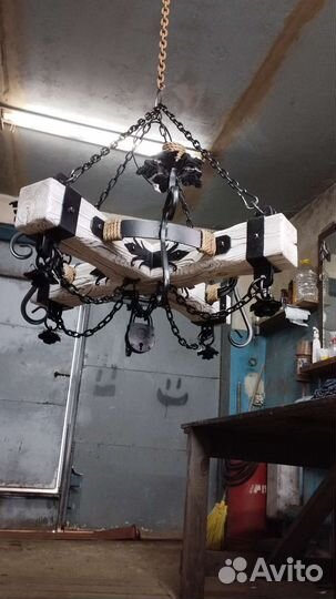 Люстра деревянная с коваными элементами