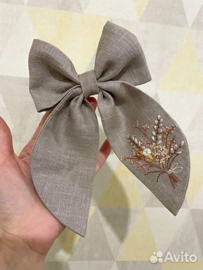Бант с вышивкой на заколке ручная работа