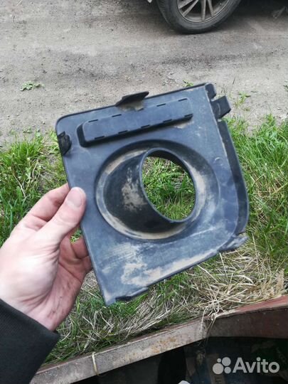 Правая рамка противотуманных фар Ford Fusion