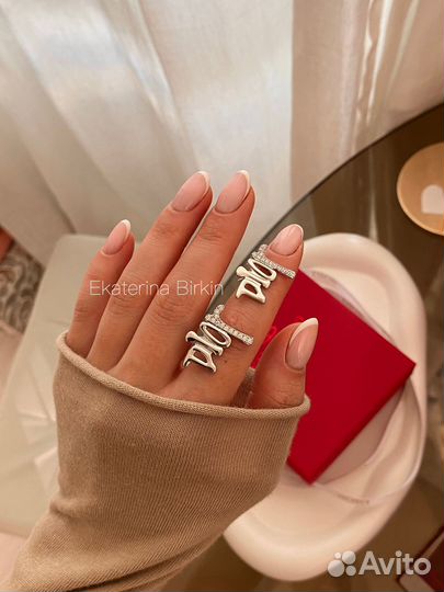 Серьги dior цвет серебро с камнями пусеты