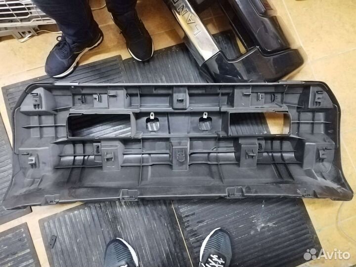 Накладка на бампер. Губа. На Ленд Крузер 200