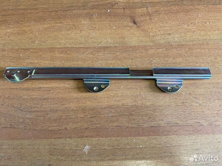 Планка крепежная стекла правая Mercedes-Benz