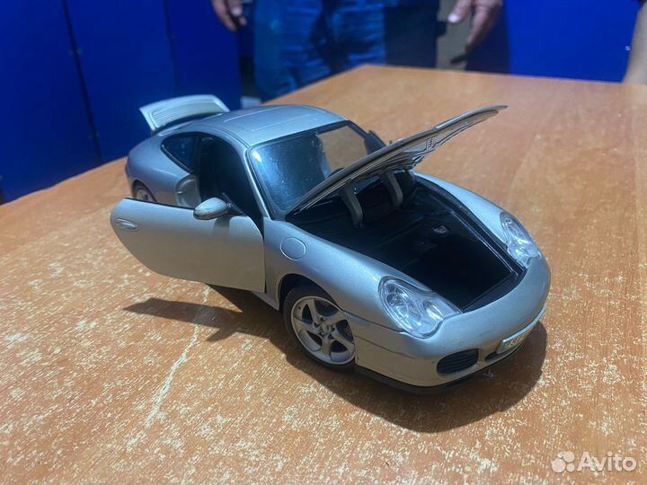 Модель Porsche 911 Carrera 4S Maisto 1/18