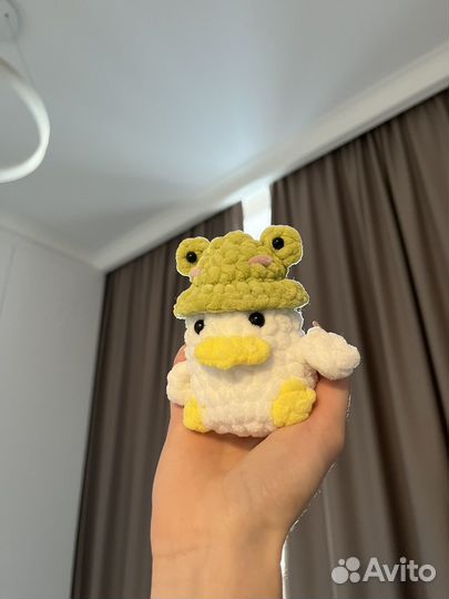 Вязаная игрушка утка в шляпе лягушки