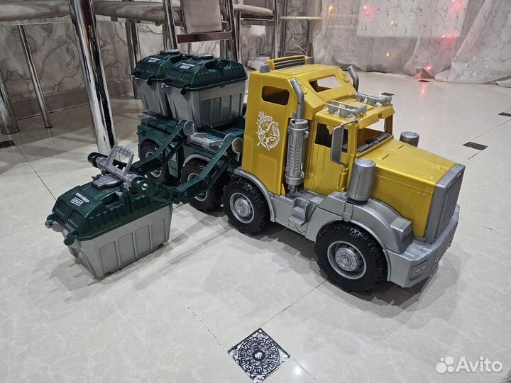 Грузовик большой с контейнерами