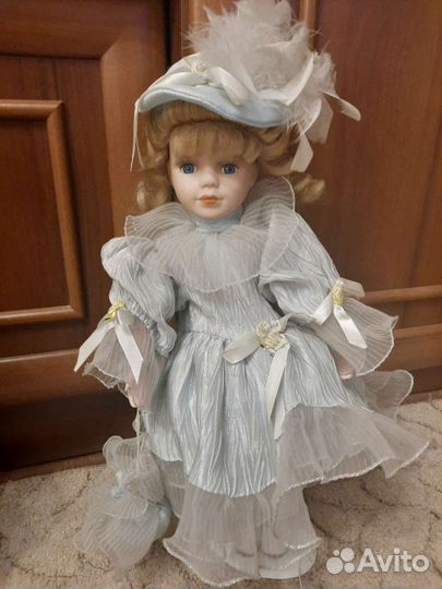 Кукла фарфоровая