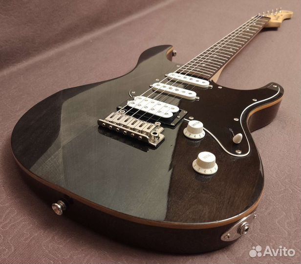 Электрогитара Yamaha + аксессуары