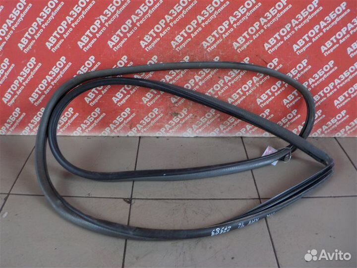 Уплотнитель двери передний правый Toyota Rav 4