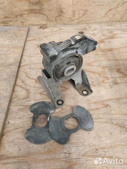 Подушка крепления двигателя задняя Nissan Leaf