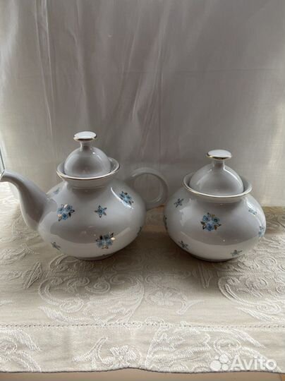 Заварочный чайник и сахарница
