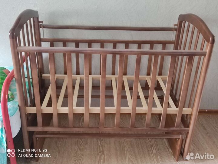 Детская кроватка с маятником