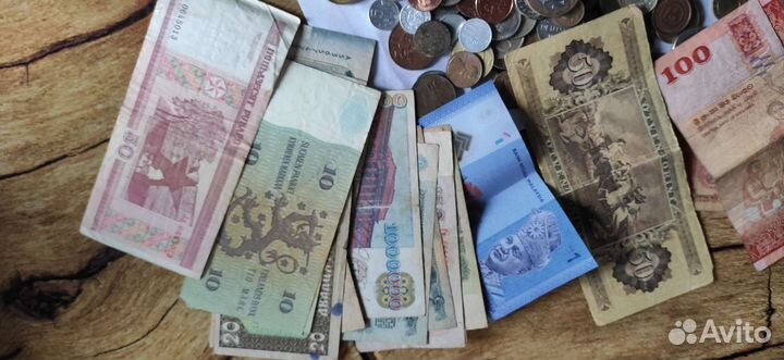 Коллекция монет и купюр