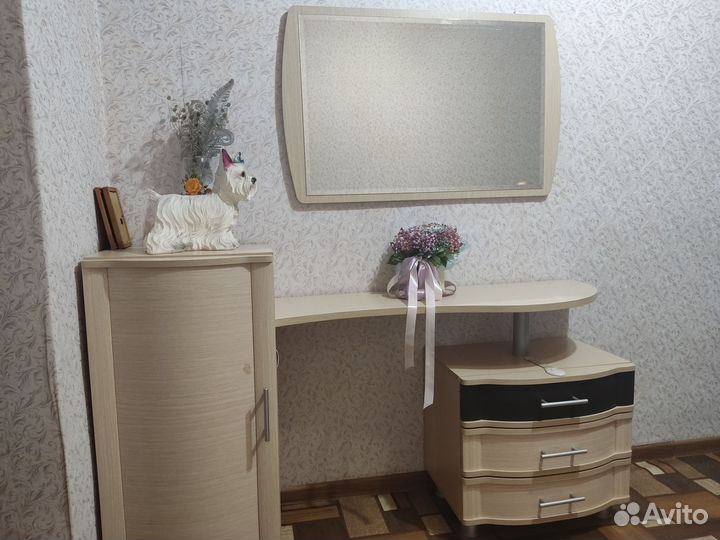 Туалетный столик и зеркало