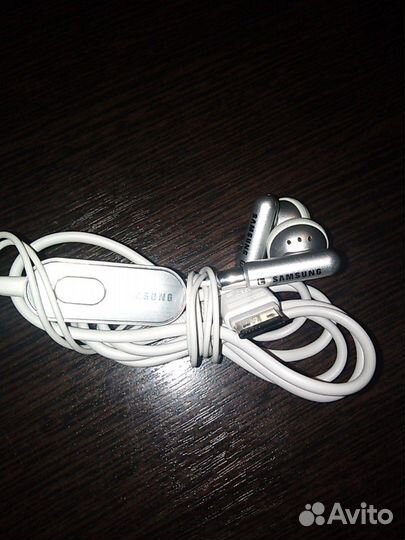 Зарядник, наушники и кабель от samsung L600