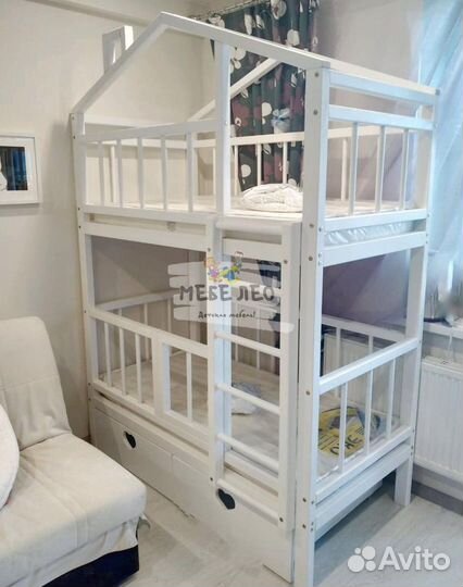 Двухъярусная кровать домик с безопасной лестницей