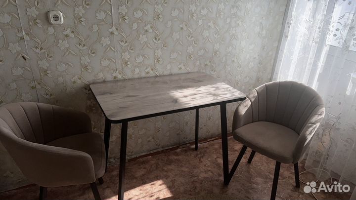 Кухонный стол и стулья новые