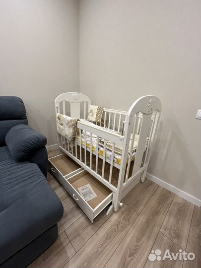 Детская кроватка с маятником