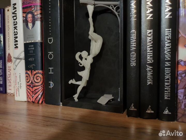 Декор для книжной полки Поцелуй Человека-Паука и М