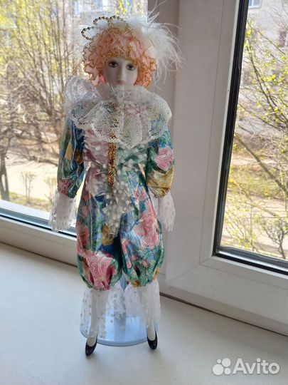 Коллекционная фарфоровая кукла