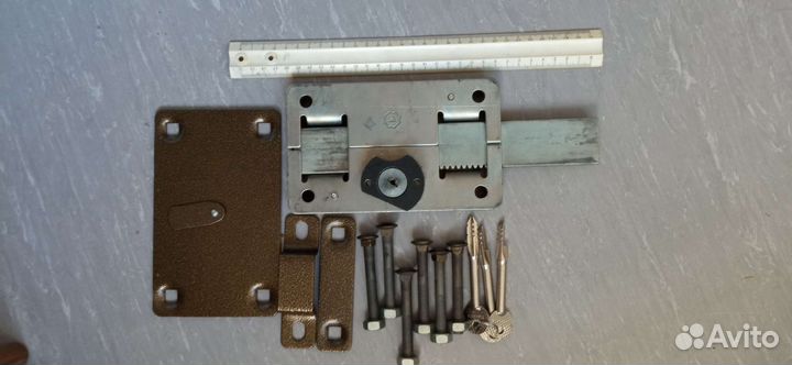 Замок дверной