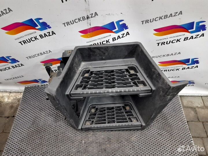 82574835 Подножка левая в сборе Renault T