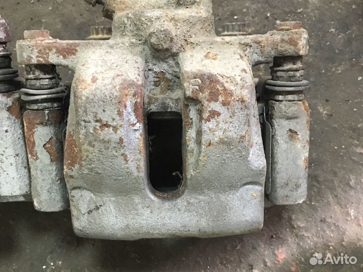 Суппорта задние Range Rover sport 2008 года