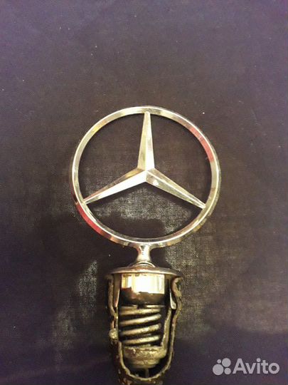 Эмблема на капот