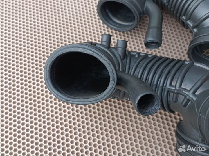 Новый патрубок воздушный Freelander 2.5 KV6