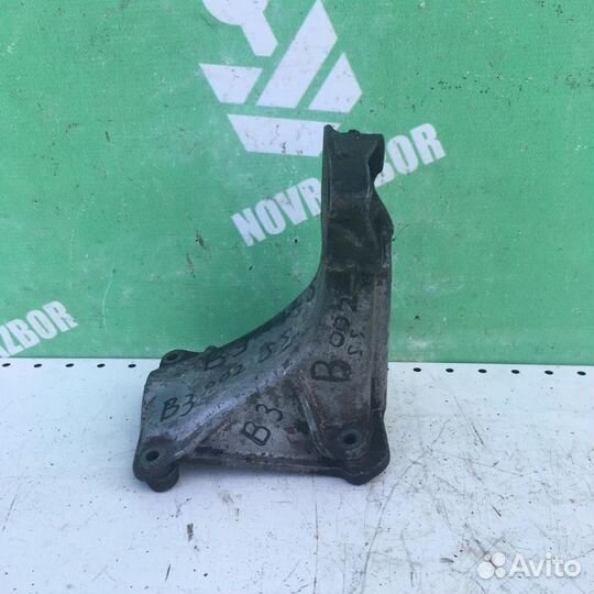 Кронштейн двигателя правый Фольксваген Пассат Б3