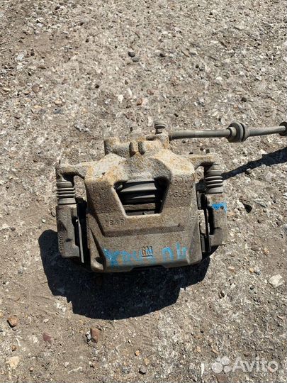 Суппорт передний левый Chevrolet Cruze