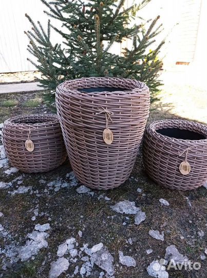 Кашпо напольное из ротанга