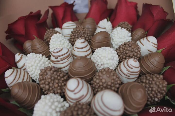 Букет клубника в шоколаде с розами 