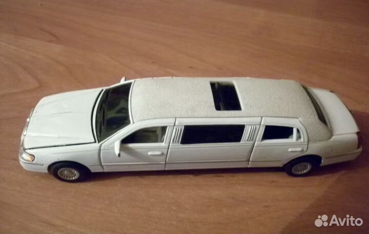 Модель 1:38 - Lincoln Town Car 