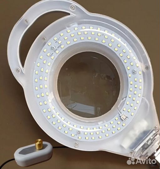 Белая лампа лупа светодиодная настольная